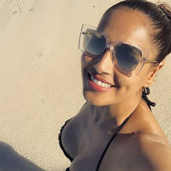 बिकिनी में बिपाशा की सेल्फी, नो मेकअप लुक में दिखा खास अंदाज