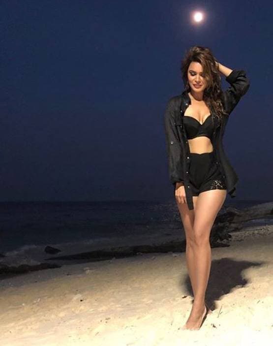 टीवी एक्ट्रेस आशका का पति संग अंडर वॉटर स्लो मोशन लिपलॉक, VIDEO