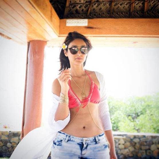ब्रेकअप के बाद बोल्ड हुईं इलियाना, समंदर किनारे बिकिनी में दिया पोज