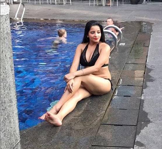 मोनालिसा का बाथटब में फोटोशूट, बोल्ड लुक में तस्वीरें वायरल