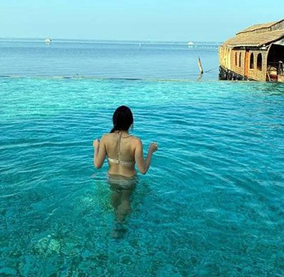 मालदीव में सारा का बिकिनी लुक, फ्लोटिंग ब्रेकफास्ट किया एंन्जॉय