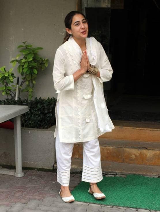 वेकेशन से लौटते ही बदला सारा का लुक, बिकिनी छोड़ पहना देसी लिबास