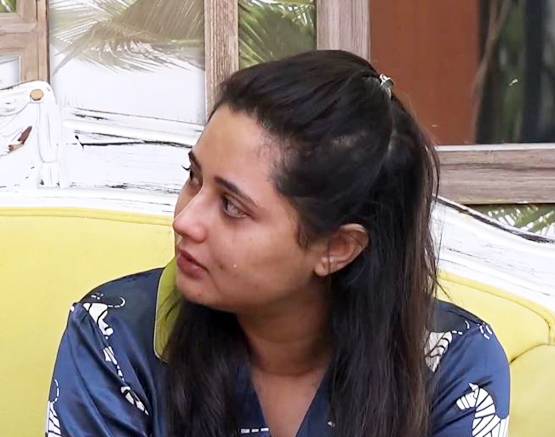 जिंदगी से थक चुकी हैं रश्मि, कहा- सपने नहीं बचे, अंदर ही अंदर मर रही हूं