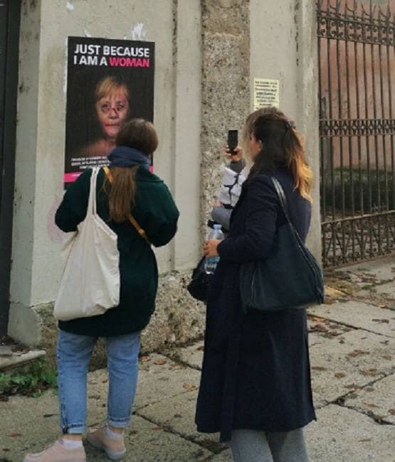 इटली में दीवारों पर क्यों लगी दुनिया की ताकतवर महिलाओं की ऐसी तस्वीरें?