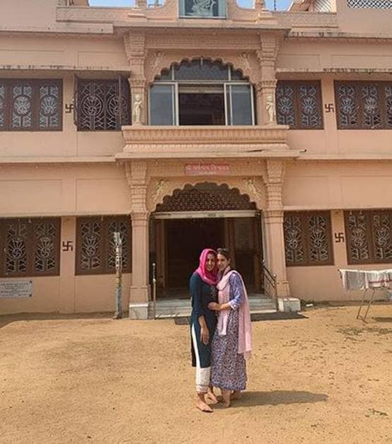 सारा ने मंदिर-मस्जिद-चर्च की तस्वीरें शेयर कर दी नए साल की बधाई