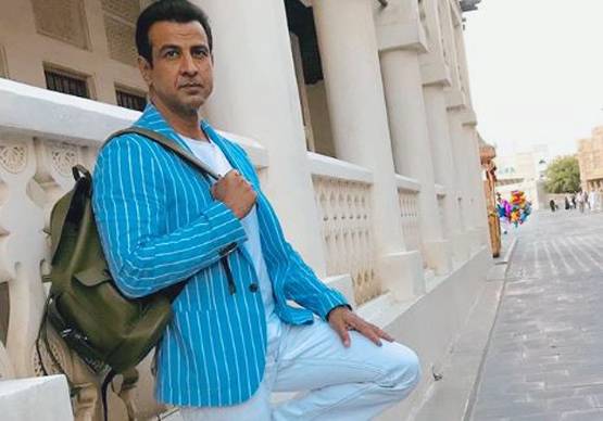 पत्नी संग रोनित रॉय का लिपलॉक, लोग बोले- एक-दूजे के लिए बने