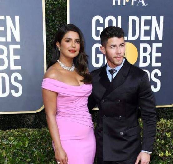 इवेंट में निक को प्रियंका ने किया Kiss, फिर साफ किया लिपस्टिक मार्क