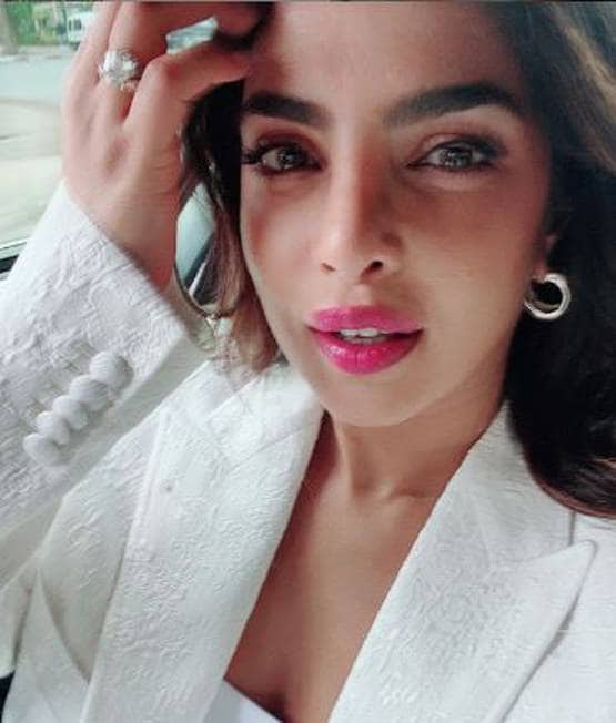 न्यू ईयर पर प्रियंका ने पहना पिंक कट-आउट गाउन, ये है कीमत