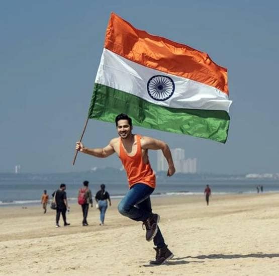 हाथ में तिरंगा-ट्रेडिशनल आउटफिट, गणतंत्र दिवस पर सारा का देश को सलाम