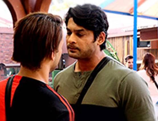 BB: असीम ने सिद्धार्थ संग की बदतमीजी, जूता दिखाकर कहा- चाट ले इसे