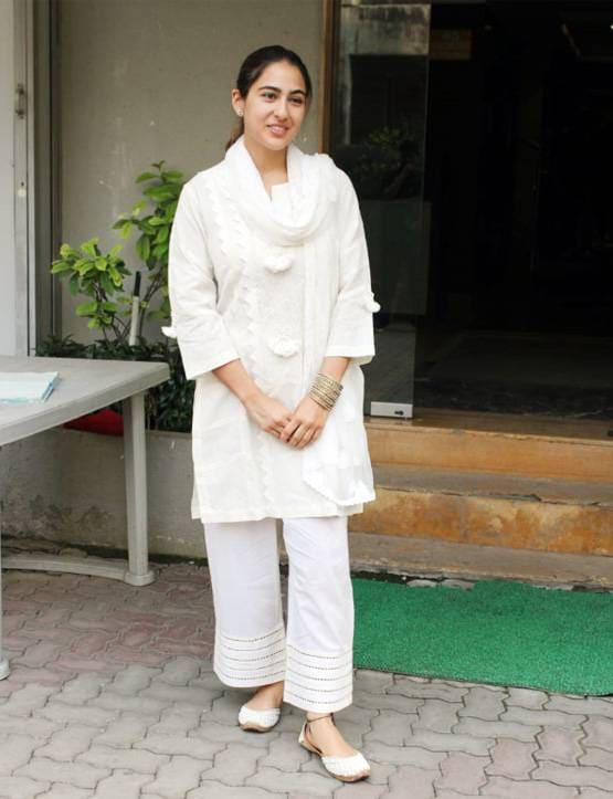 वेकेशन से लौटते ही बदला सारा का लुक, बिकिनी छोड़ पहना देसी लिबास