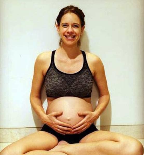 Photos: पिंक बिकिनी में कल्कि कोचलीन ने फ्लॉन्ट किया बेबी बंप