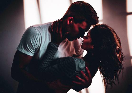 महिला ने 16 पुरुषों से बनाए संबंध, पति के सामने चैट से खुली पोल