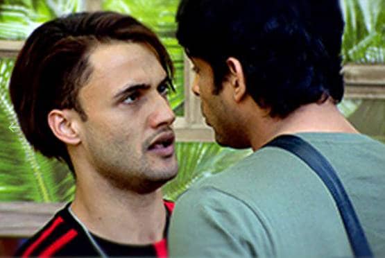 BB: असीम ने सिद्धार्थ संग की बदतमीजी, जूता दिखाकर कहा- चाट ले इसे