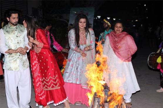 'जय मम्मी दी' की स्टारकास्ट पर लोहड़ी का रंग, सनी संग सोनाली का डांस