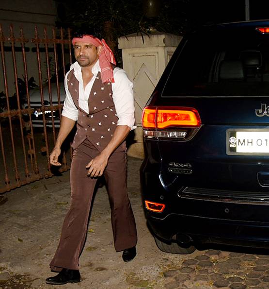 जावेद अख्तर बर्थडे: रेट्रो लुक में सेलेब्स, फरहान ने लिया अमिताभ का गेटअप