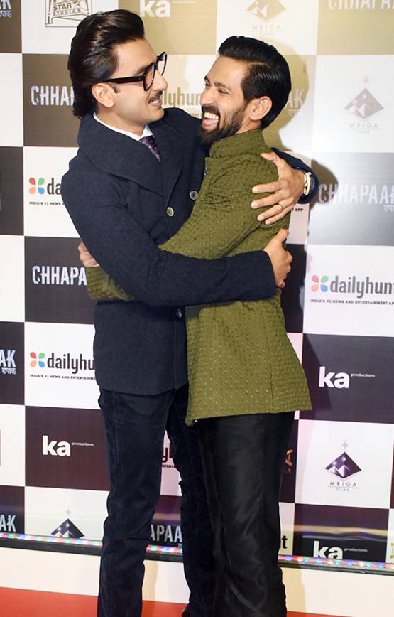 छपाक: स्क्रीनिंग में सितारों का जमावड़ा, रणवीर-दीपिका ने किया KISS