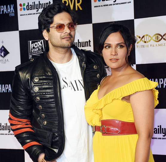 छपाक: स्क्रीनिंग में सितारों का जमावड़ा, रणवीर-दीपिका ने किया KISS