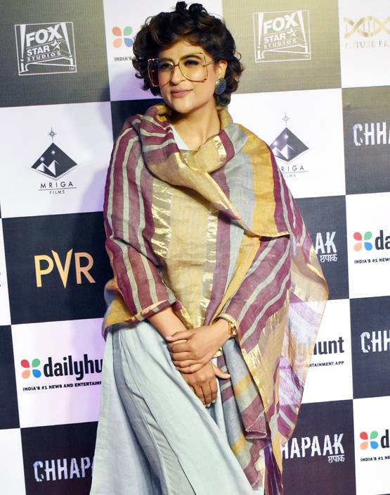 छपाक: स्क्रीनिंग में सितारों का जमावड़ा, रणवीर-दीपिका ने किया KISS