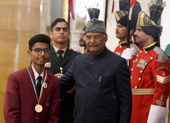 खाई में गिरने से बचाई कार, आतंकियों से बचाया परिवार, ऐसे हैं ये बहादुर बच्चे