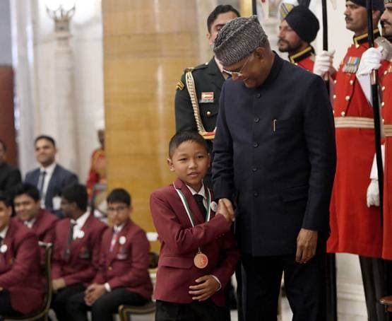 खाई में गिरने से बचाई कार, आतंकियों से बचाया परिवार, ऐसे हैं ये बहादुर बच्चे