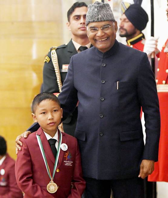 खाई में गिरने से बचाई कार, आतंकियों से बचाया परिवार, ऐसे हैं ये बहादुर बच्चे