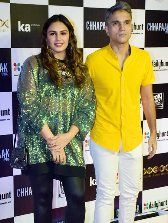 छपाक: स्क्रीनिंग में सितारों का जमावड़ा, रणवीर-दीपिका ने किया KISS