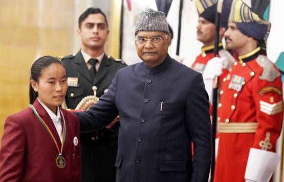 खाई में गिरने से बचाई कार, आतंकियों से बचाया परिवार, ऐसे हैं ये बहादुर बच्चे