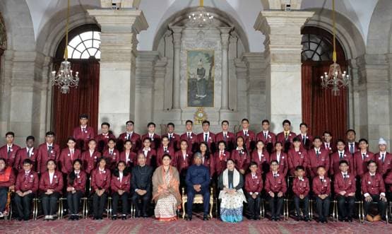 खाई में गिरने से बचाई कार, आतंकियों से बचाया परिवार, ऐसे हैं ये बहादुर बच्चे