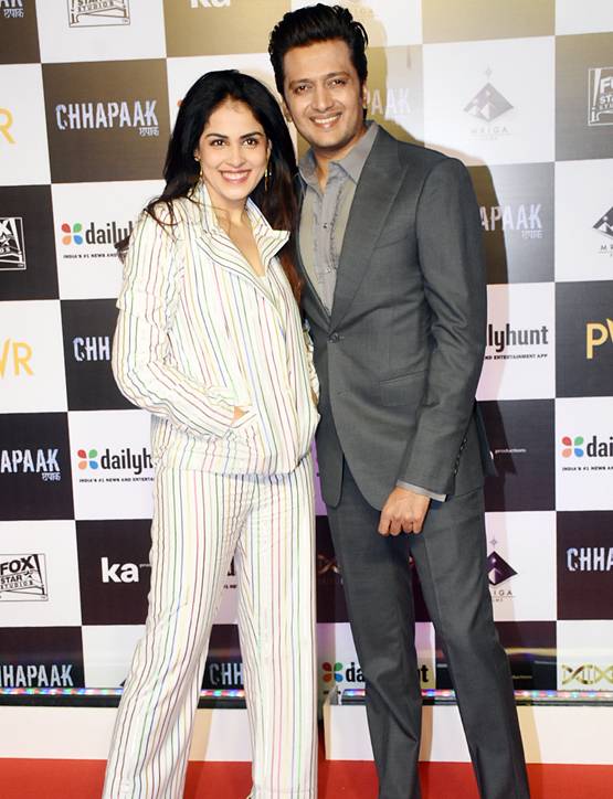 छपाक: स्क्रीनिंग में सितारों का जमावड़ा, रणवीर-दीपिका ने किया KISS