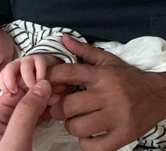 अर्जुन रामपाल का गर्लफ्रेंड संग रोमांस, न्यू ईयर पर ऐसा दिखा अंदाज