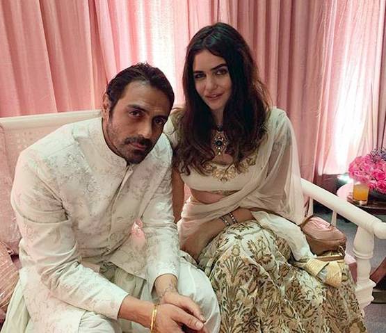 अर्जुन रामपाल का गर्लफ्रेंड संग रोमांस, न्यू ईयर पर ऐसा दिखा अंदाज