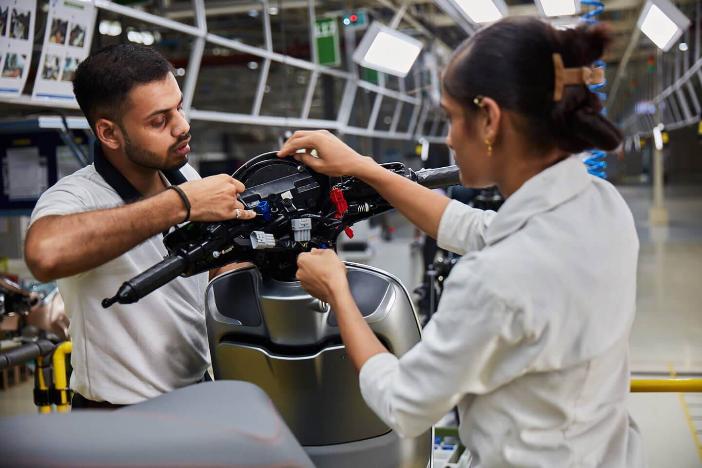 तस्वीरों में देखें, कैसे बनकर तैयार हुआ बजाज चेतक इलेक्ट्रिक स्कूटर