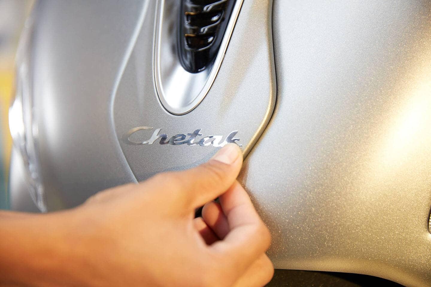 तस्वीरों में देखें, कैसे बनकर तैयार हुआ बजाज चेतक इलेक्ट्रिक स्कूटर