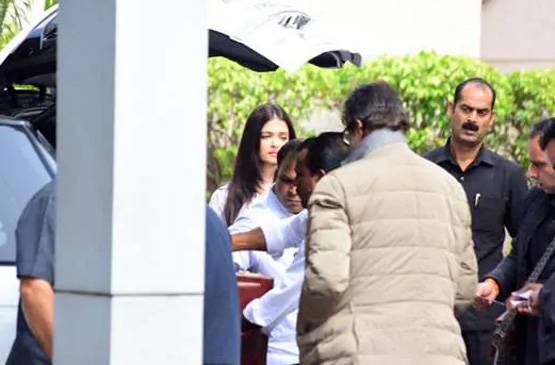 गंगा में विलीन हुईं ऋतु नंदा की अस्थ‍ियां, परिवार समेत अभिषेक ने की अंतिम विध‍ि