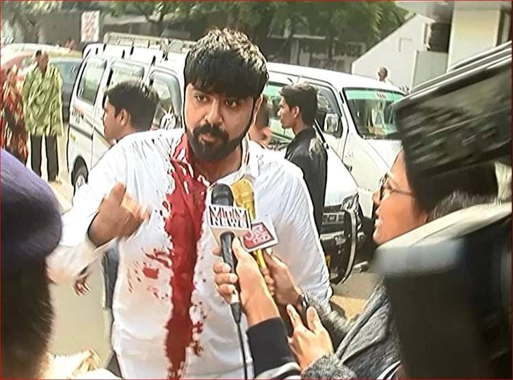 सिर से टपकता रहा खून, बरसती रही लाठियां, गुजरात में भिड़े छात्र गुट