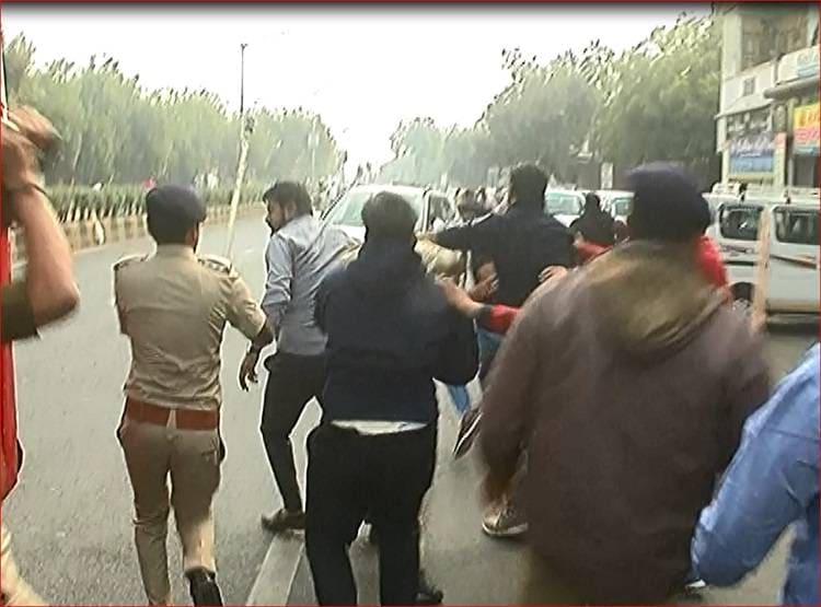 सिर से टपकता रहा खून, बरसती रही लाठियां, गुजरात में भिड़े छात्र गुट