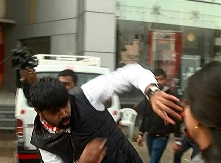 सिर से टपकता रहा खून, बरसती रही लाठियां, गुजरात में भिड़े छात्र गुट