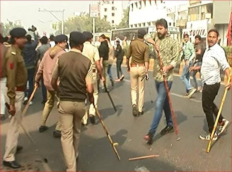 सिर से टपकता रहा खून, बरसती रही लाठियां, गुजरात में भिड़े छात्र गुट