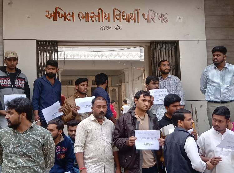 सिर से टपकता रहा खून, बरसती रही लाठियां, गुजरात में भिड़े छात्र गुट