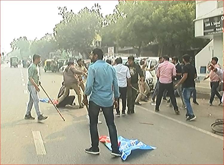 सिर से टपकता रहा खून, बरसती रही लाठियां, गुजरात में भिड़े छात्र गुट