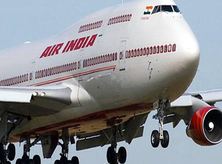 एयर होस्टेस से की थी गंदी बात, सस्पेंड पायलट की बहाली पर मचा बवाल