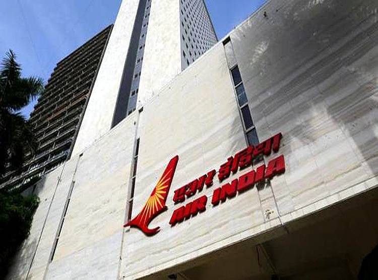 एयर होस्टेस से की थी गंदी बात, सस्पेंड पायलट की बहाली पर मचा बवाल