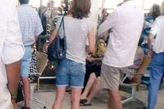 बच्चे की टी-शर्ट पर अजगर, एयरपोर्ट पर देख अधिकारियों के उड़े होश