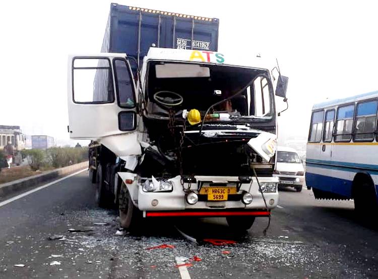 1,2,3,4....12 जब एक के पीछे एक भिड़ती गई गाड़ियां, देखते रह गए लोग