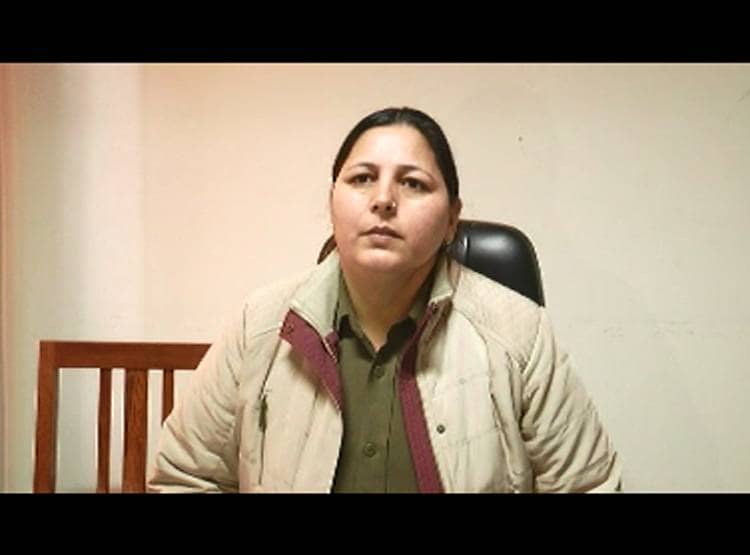 स्कूल गर्ल्स को करता था गंदे इशारे, सारे कपड़े उतरवाकर मम्म‍ियों ने धुना