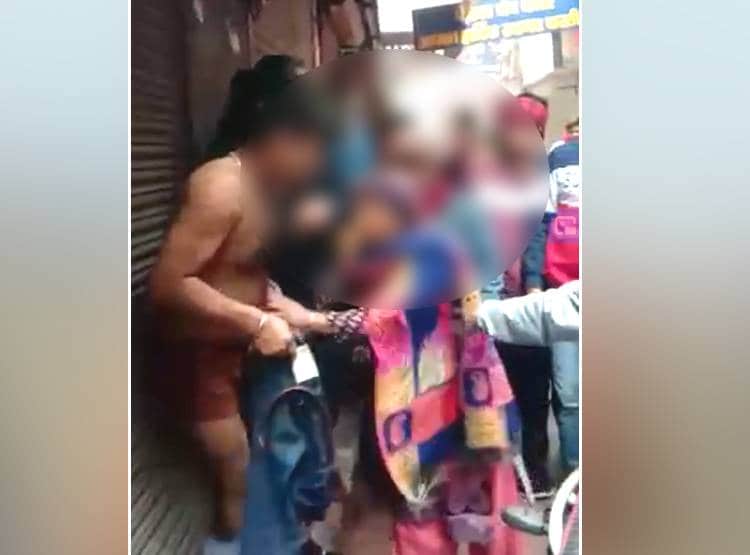 स्कूल गर्ल्स को करता था गंदे इशारे, सारे कपड़े उतरवाकर मम्म‍ियों ने धुना