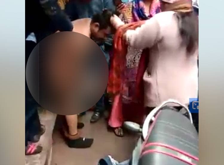 स्कूल गर्ल्स को करता था गंदे इशारे, सारे कपड़े उतरवाकर मम्म‍ियों ने धुना