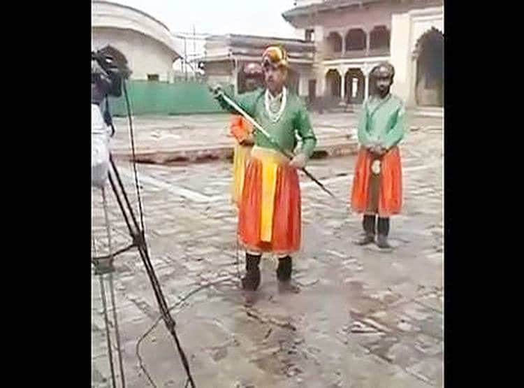 शहंशाह बना रिपोर्टर, शाही अंदाज में शूट, PAK के इस वीडियो पर लोग लोटपोट