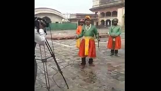 शहंशाह बना रिपोर्टर, शाही अंदाज में शूट, PAK के इस वीडियो पर लोग लोटपोट